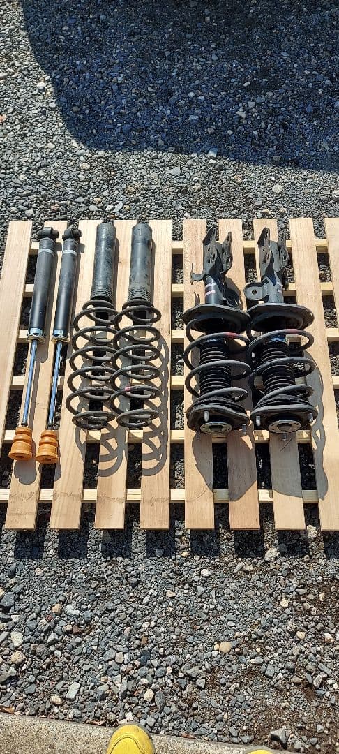 30プリウス純正サスペンションキット(ショックアブソーバー、スプリング)