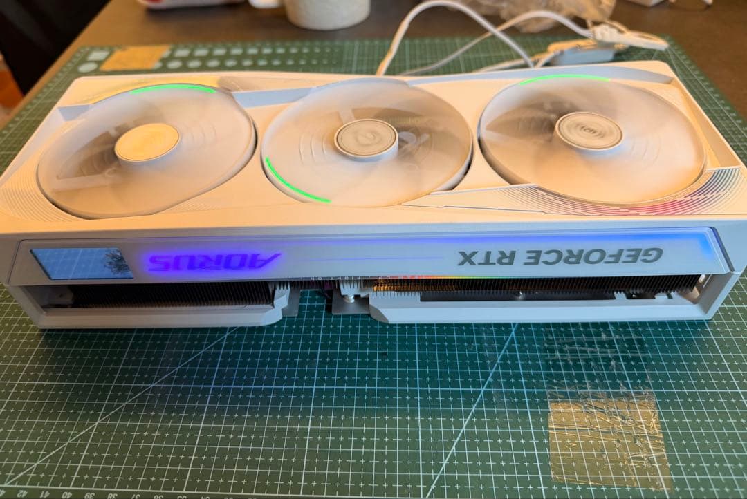 RTX5090 Gigabyte MASTER ホワイト　インテリア