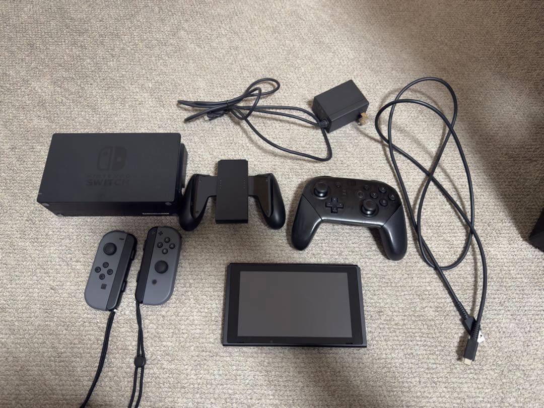 Nintendo Switch 本体とプロコントローラー