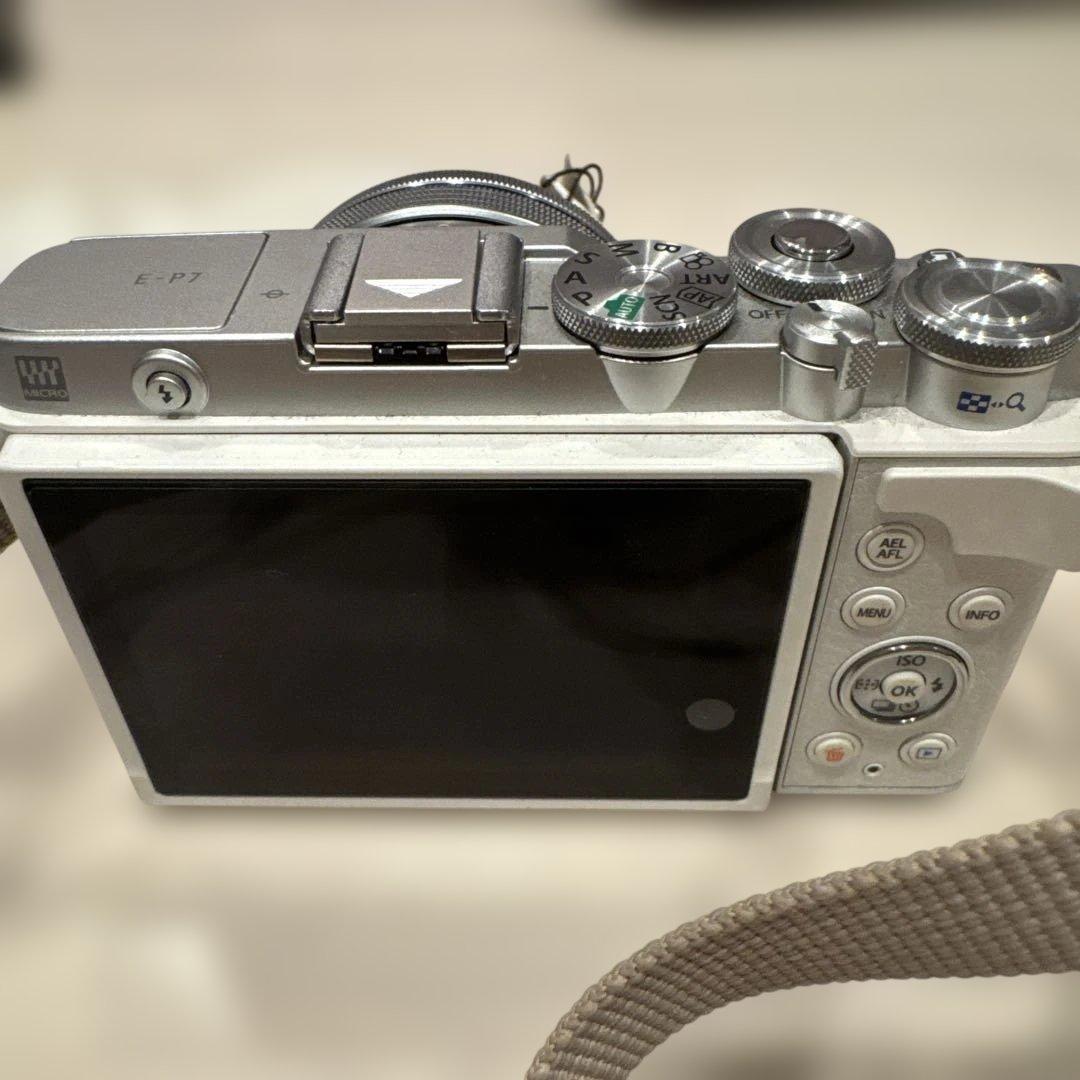 ナ*ラ様 OLYMPUS オリンパス　白　デジタルカメラ小形　軽量