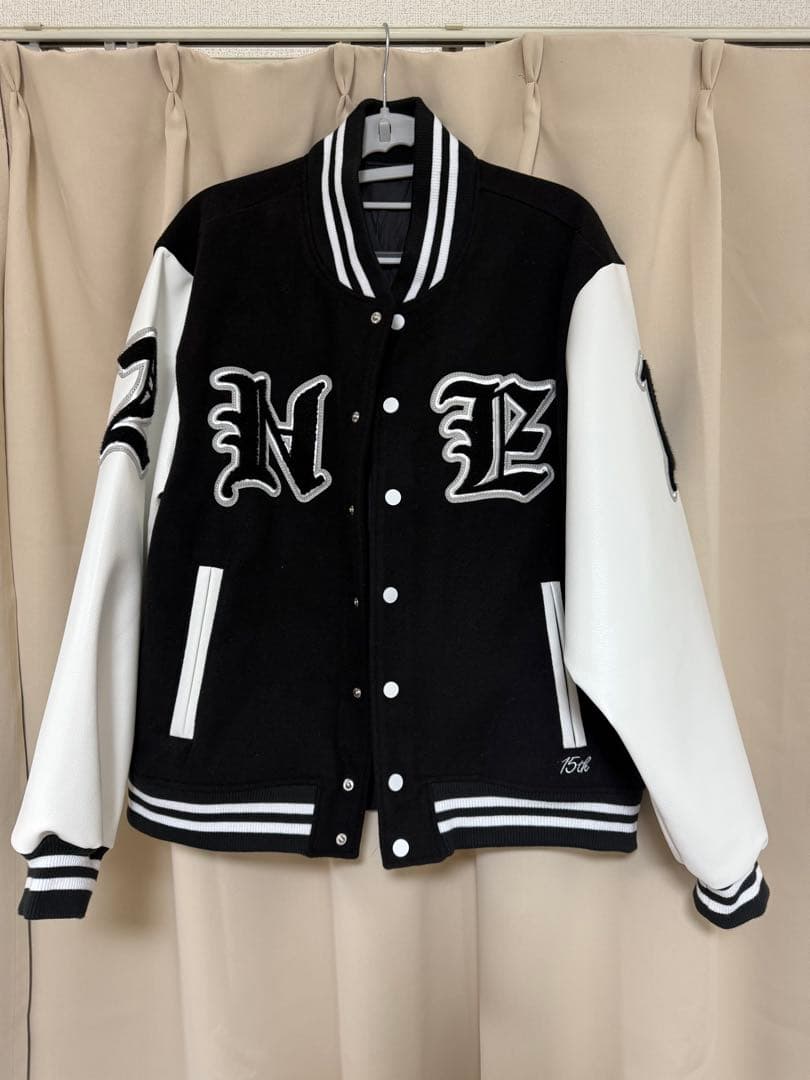 2NE1刺繍ロゴ入りスタジャン ブラック/ホワイト