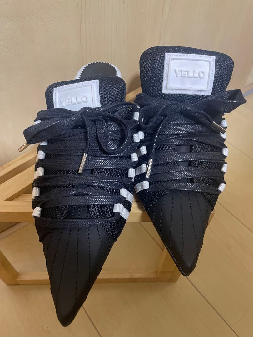 YELLO ブラック ポインテッドトゥ ミュール M