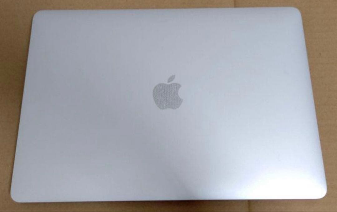 Apple MacBook Air 13インチ シルバー 256GBです。