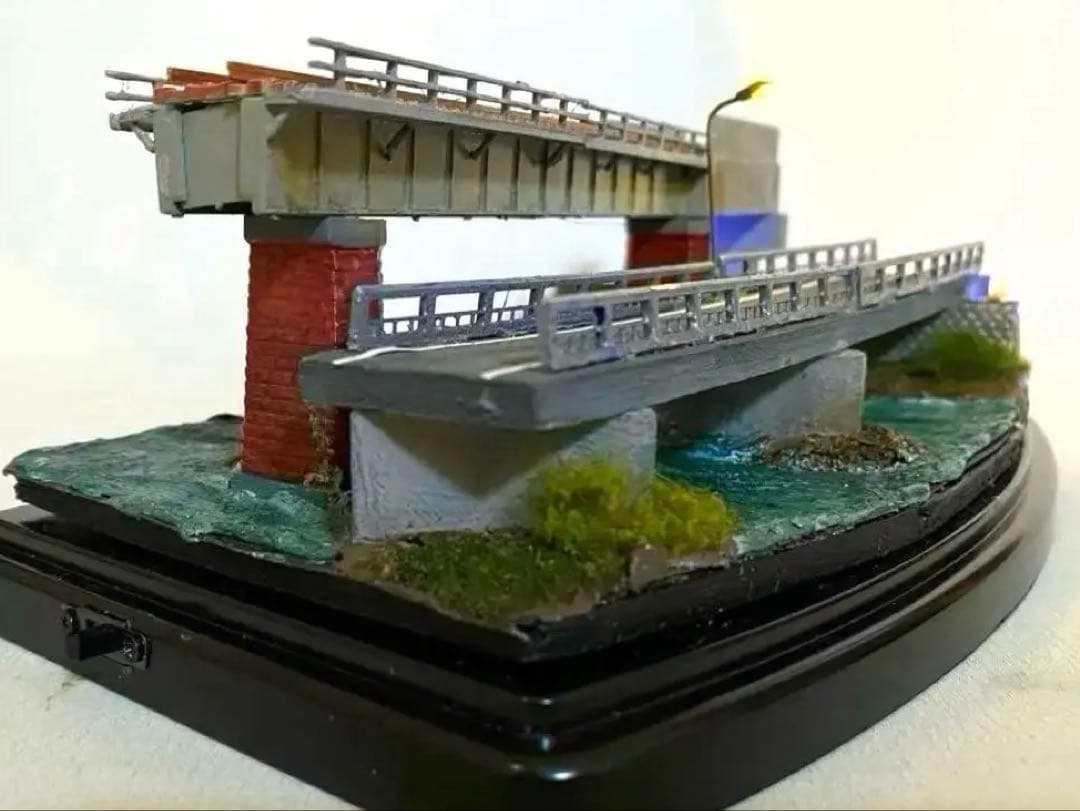 Nゲージ　鉄道　ジオラマ　模型　ガーター橋と架道橋　展示台　LED照明付き