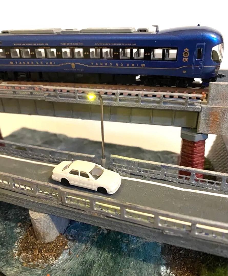 Nゲージ　鉄道　ジオラマ　模型　ガーター橋と架道橋　展示台　LED照明付き