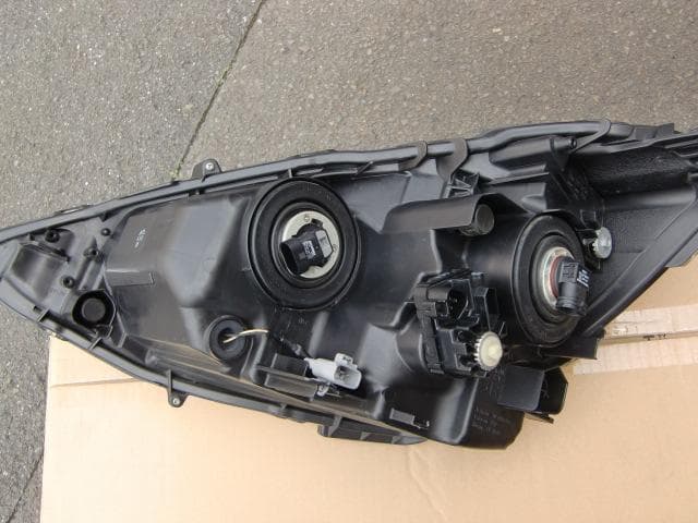 アクア NHP10 右ヘッドランプ