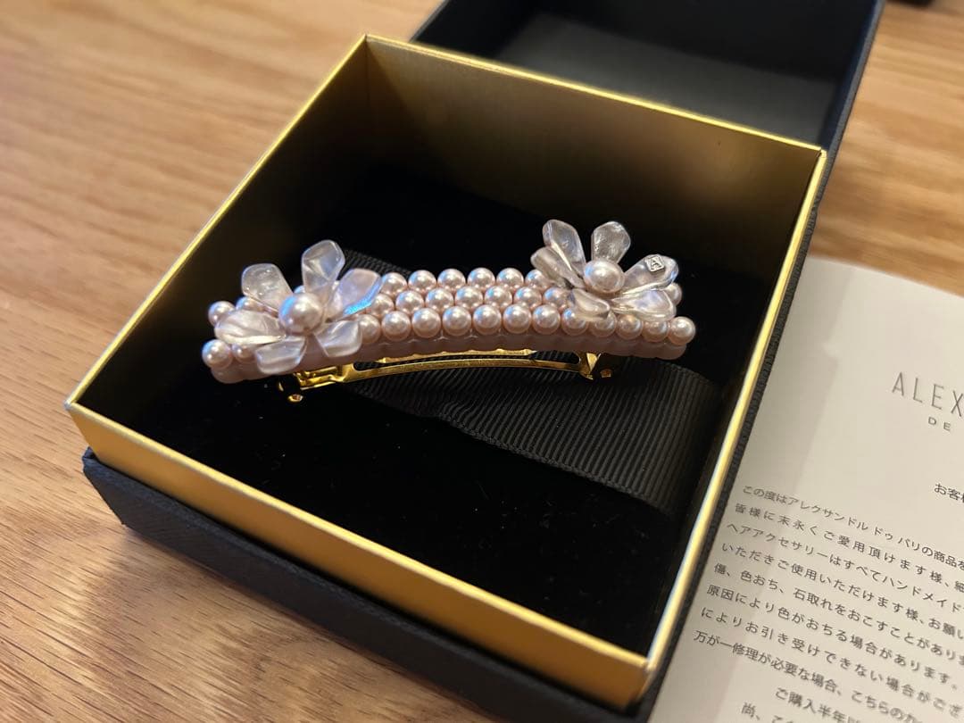 アレクサンドルドゥパリ ピンクパールバレッタ 花モチーフ
