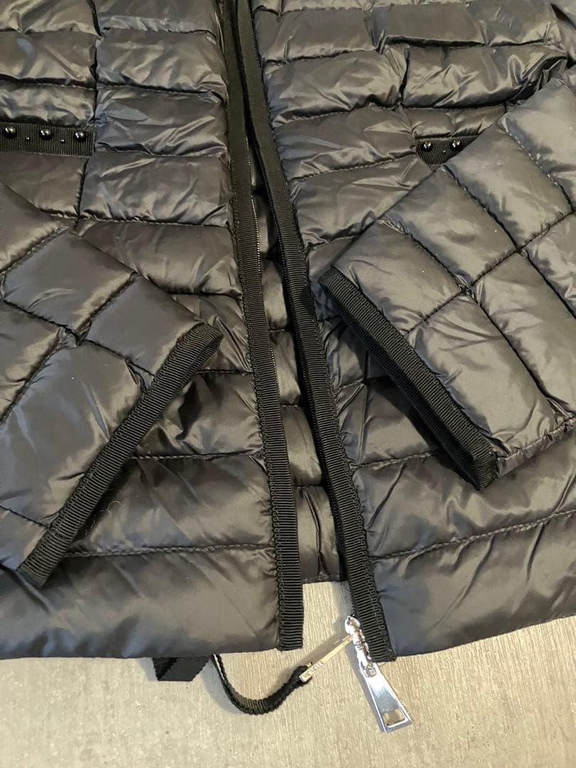 Moncler モンクレール　ビーズ飾りの素敵なライトダウンノーカラージャケット
