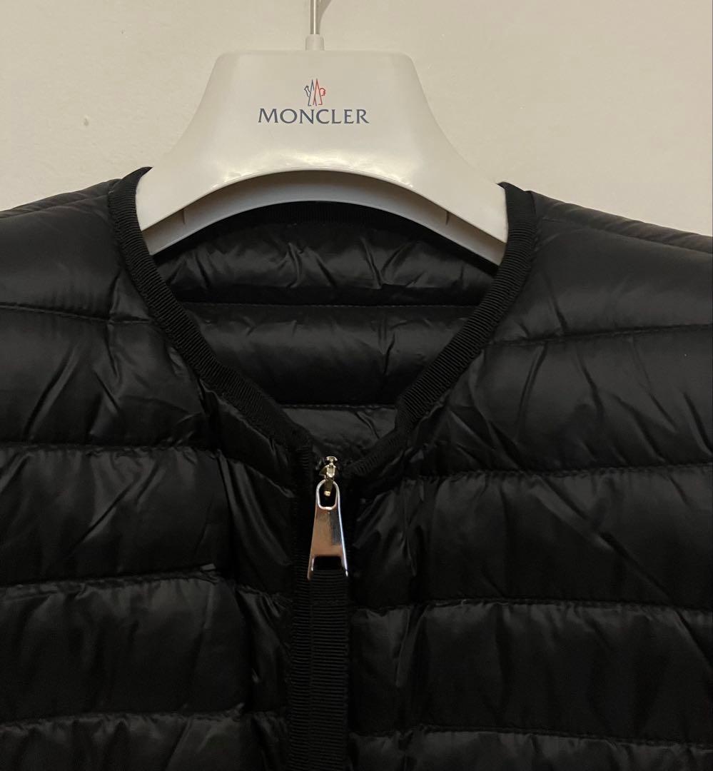 Moncler モンクレール　ビーズ飾りの素敵なライトダウンノーカラージャケット