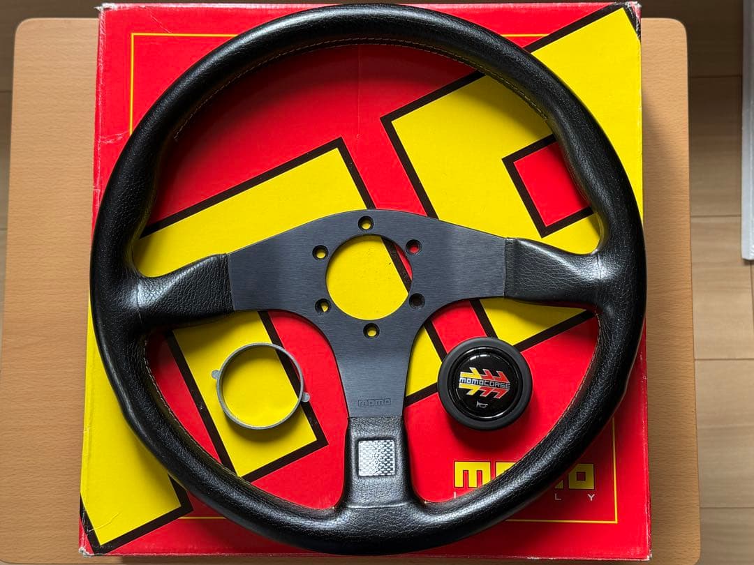 【中古】MOMO ステアリング 35Φ 本体 3スポーク 黒 ホーンボタン 外箱