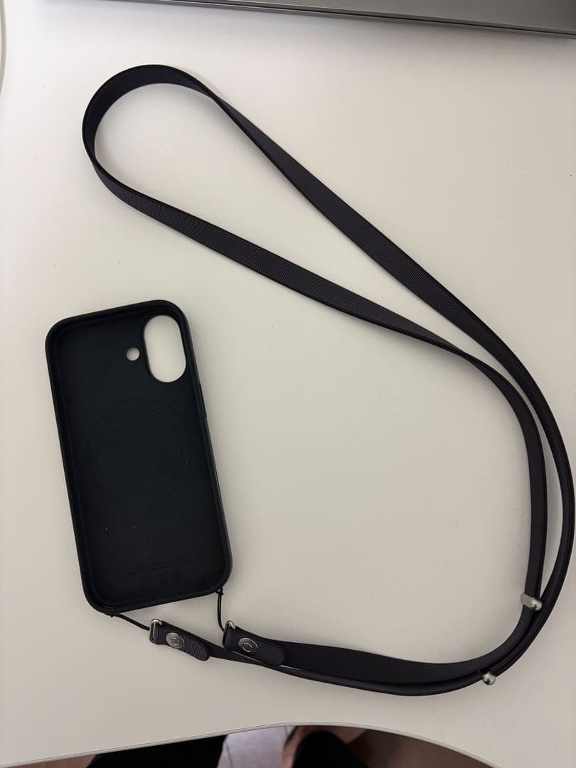 iPhone 17用 純正　黒いシリコンケースとストラップ