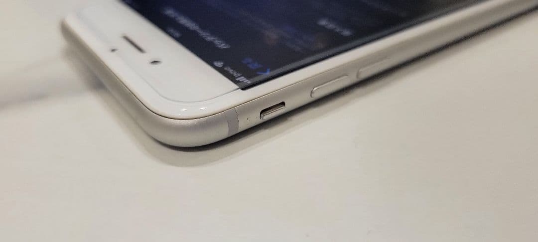 Apple iPhone 8 シルバー 本体 SIMフリー 美品