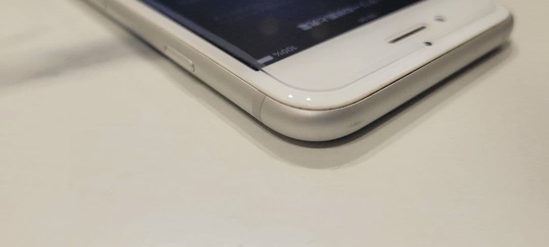 Apple iPhone 8 シルバー 本体 SIMフリー 美品