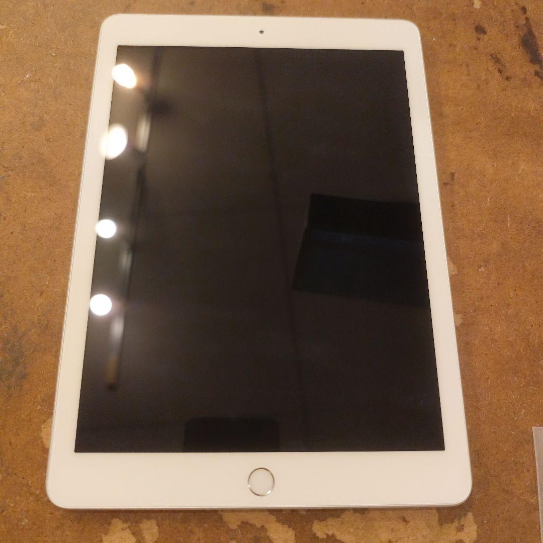 Apple iPad シルバー 本体　第６世代