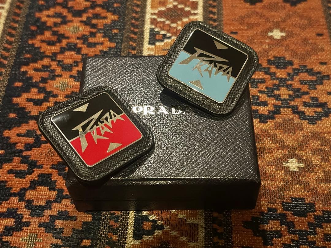 ◻️新品同様◻️PRADA ブローチ スクエア型 プラダ ピンバッジ　希少