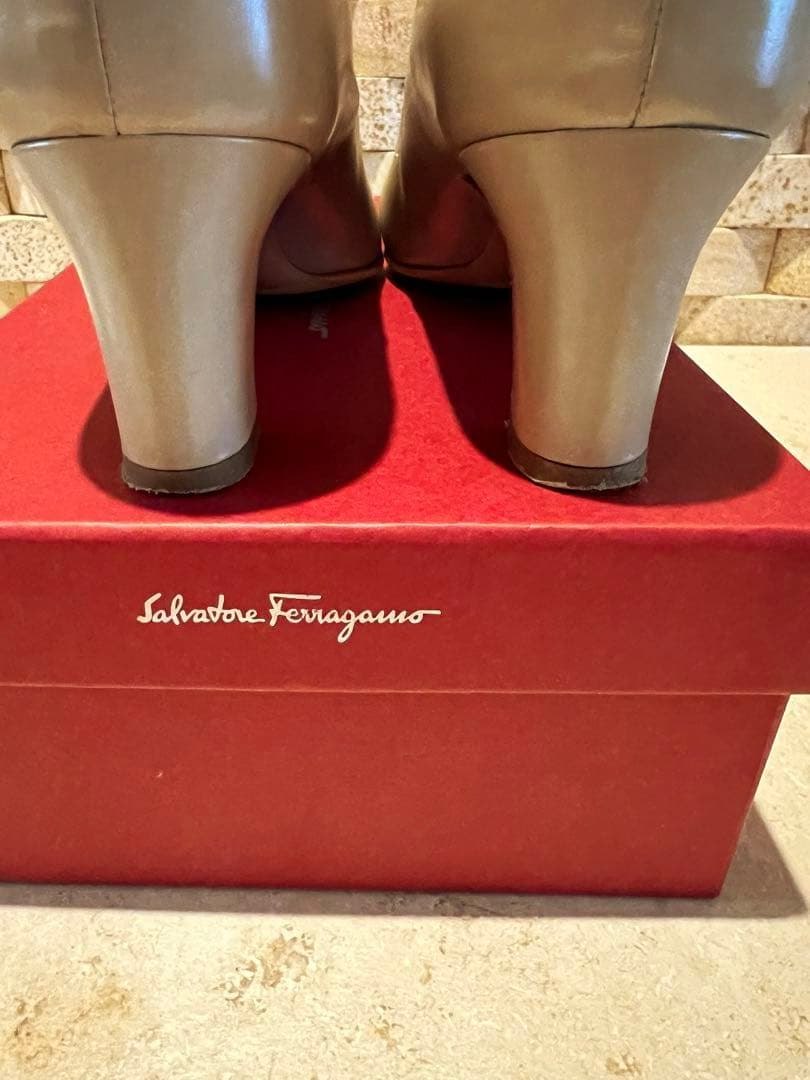 Salvatore Ferragamo カーフ、パテントパンプス