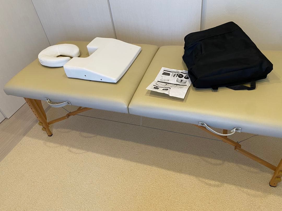 折りたたみ式　マッサージベッド、胸当て、フェイスマットのセット
