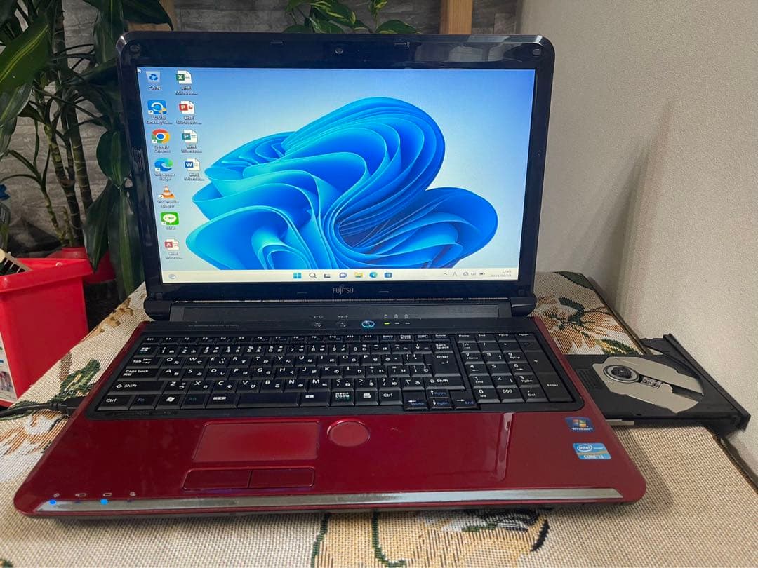 すぐ使える初心者向ノートパソコン　ネットも事務も　カメラ