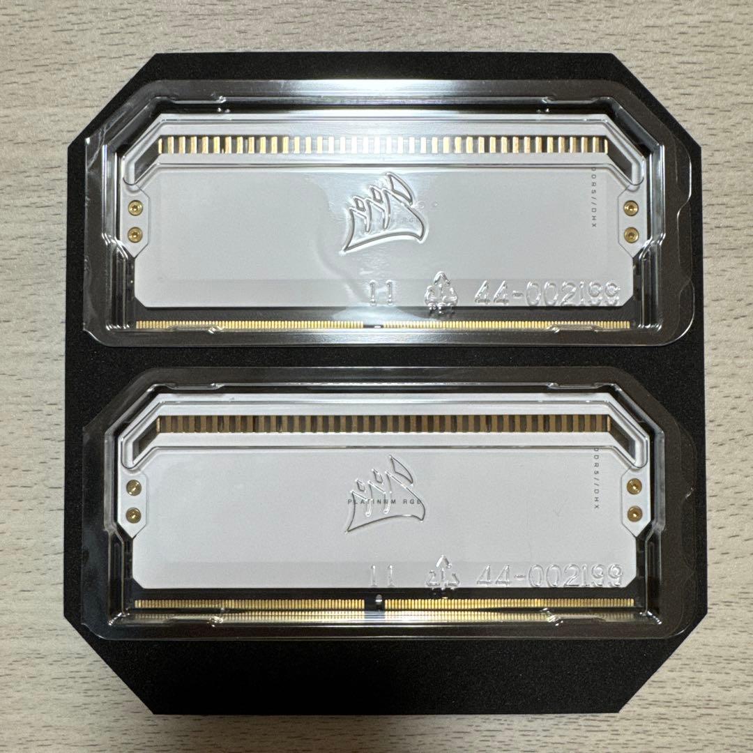 メモリー DOMINATOR PLATINUM RGB DDR5-5600 32GB