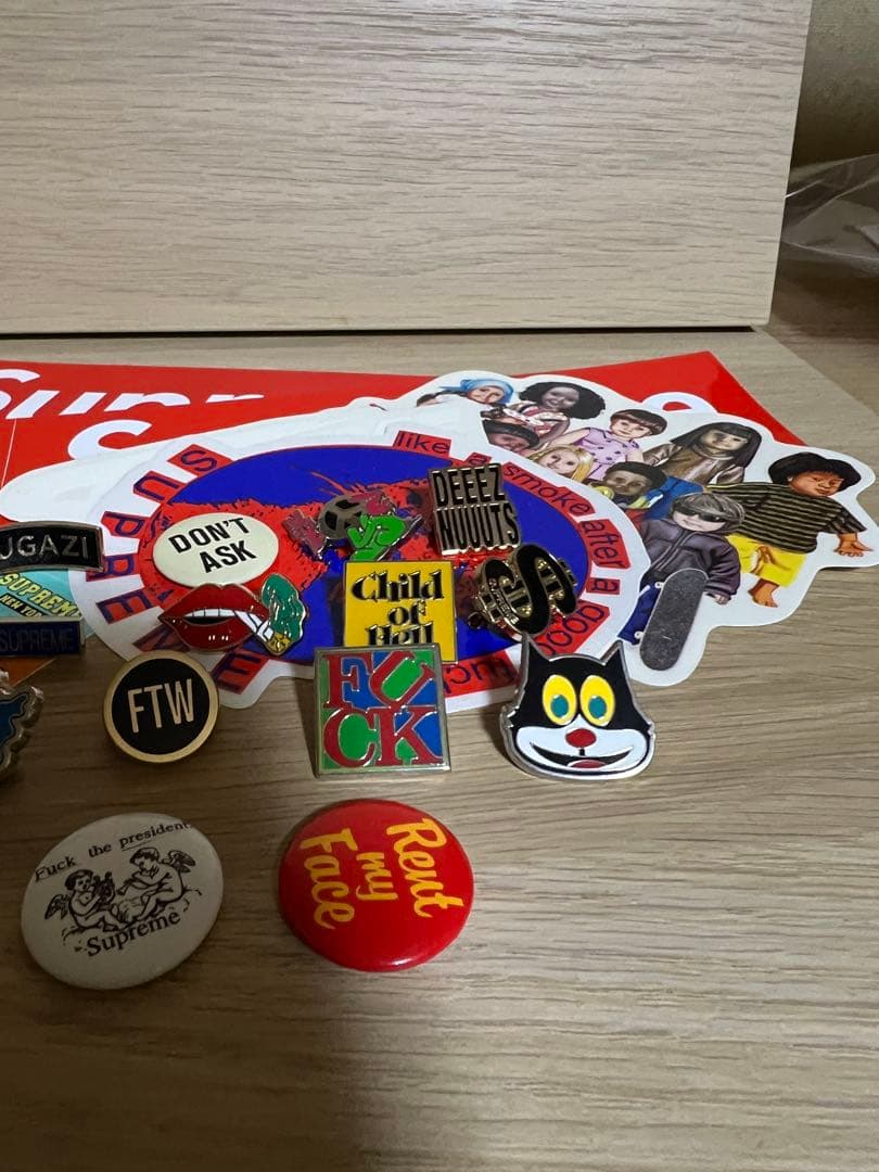 Supreme pins 15個セット　ステッカー　おまけ