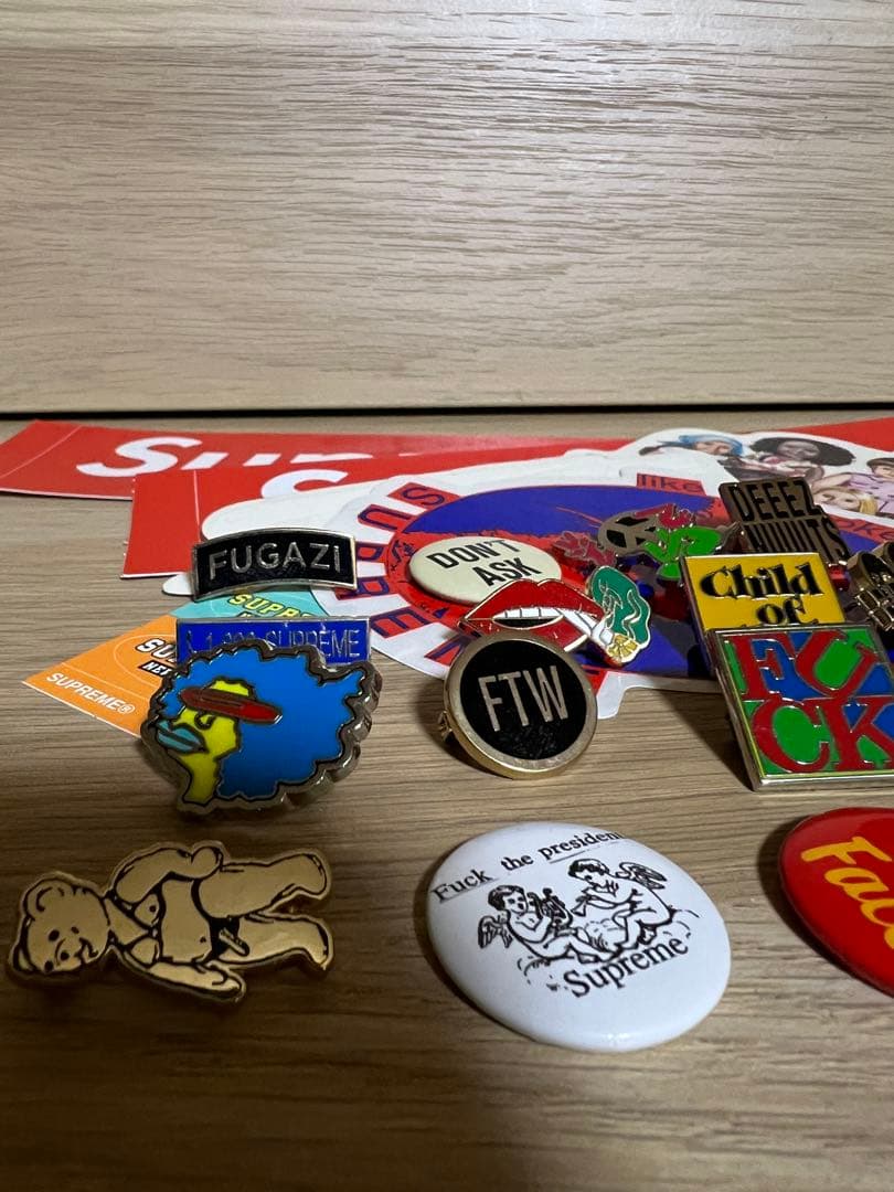 Supreme pins 15個セット　ステッカー　おまけ