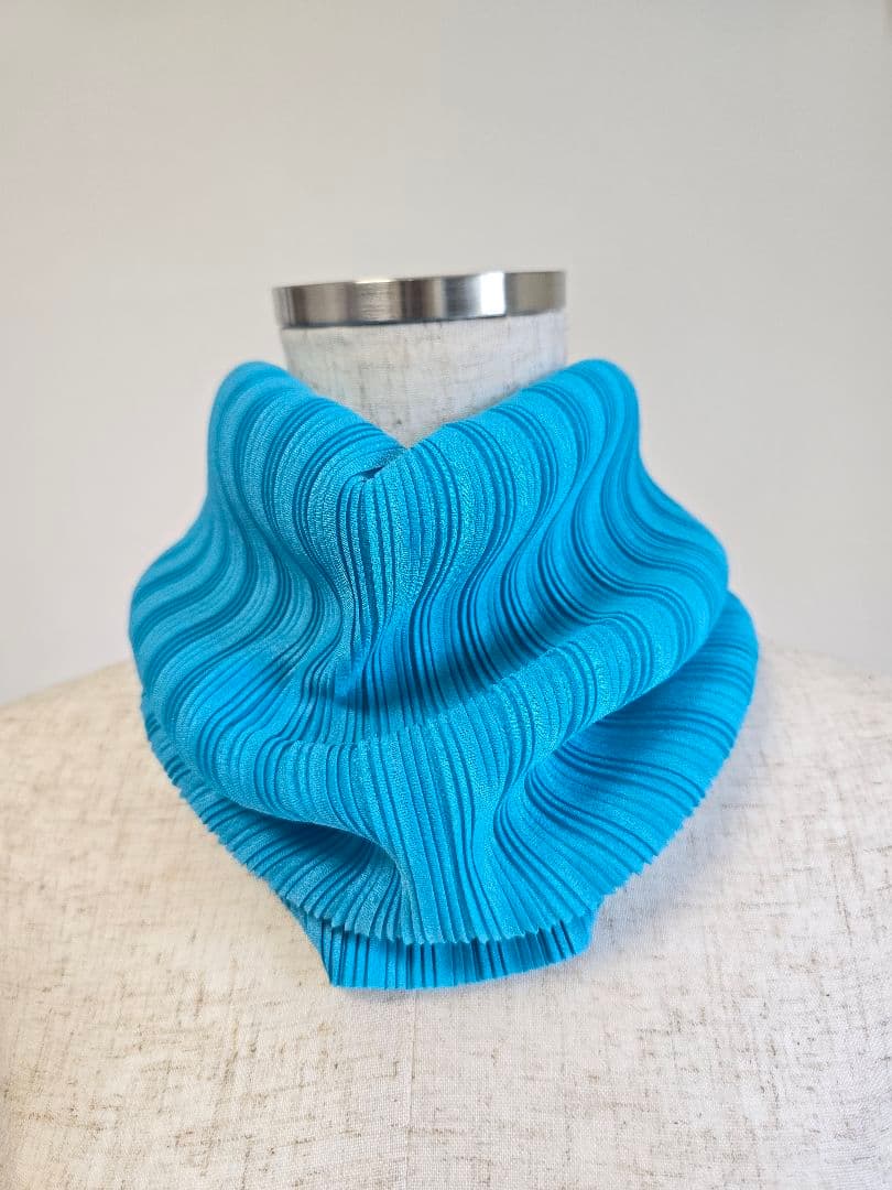 美品プリーツプリーズイッセイミヤケ プリーツスヌード オーチューブ マフラー