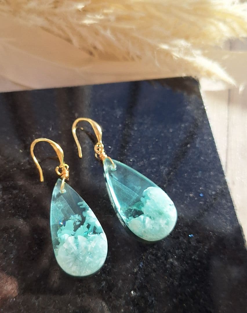 ハニーフラット*14kgfヘミモルファイト　雪花模様　ピアス