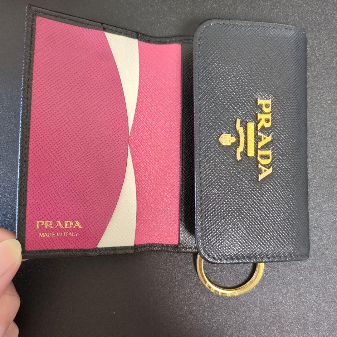 ★KIKI★PRADA　サフィアーノレザー　キーケース　ブラック×ピンク