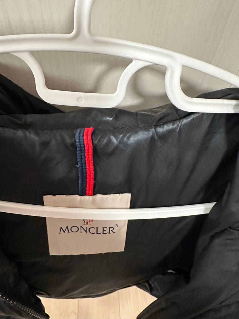 MONCLER 黒 ダウンジャケット フード付き