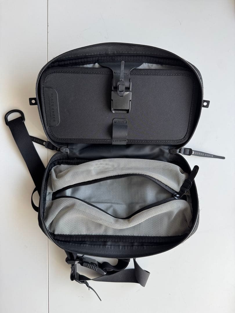 バッグ BLACK EMBER SLING BAG