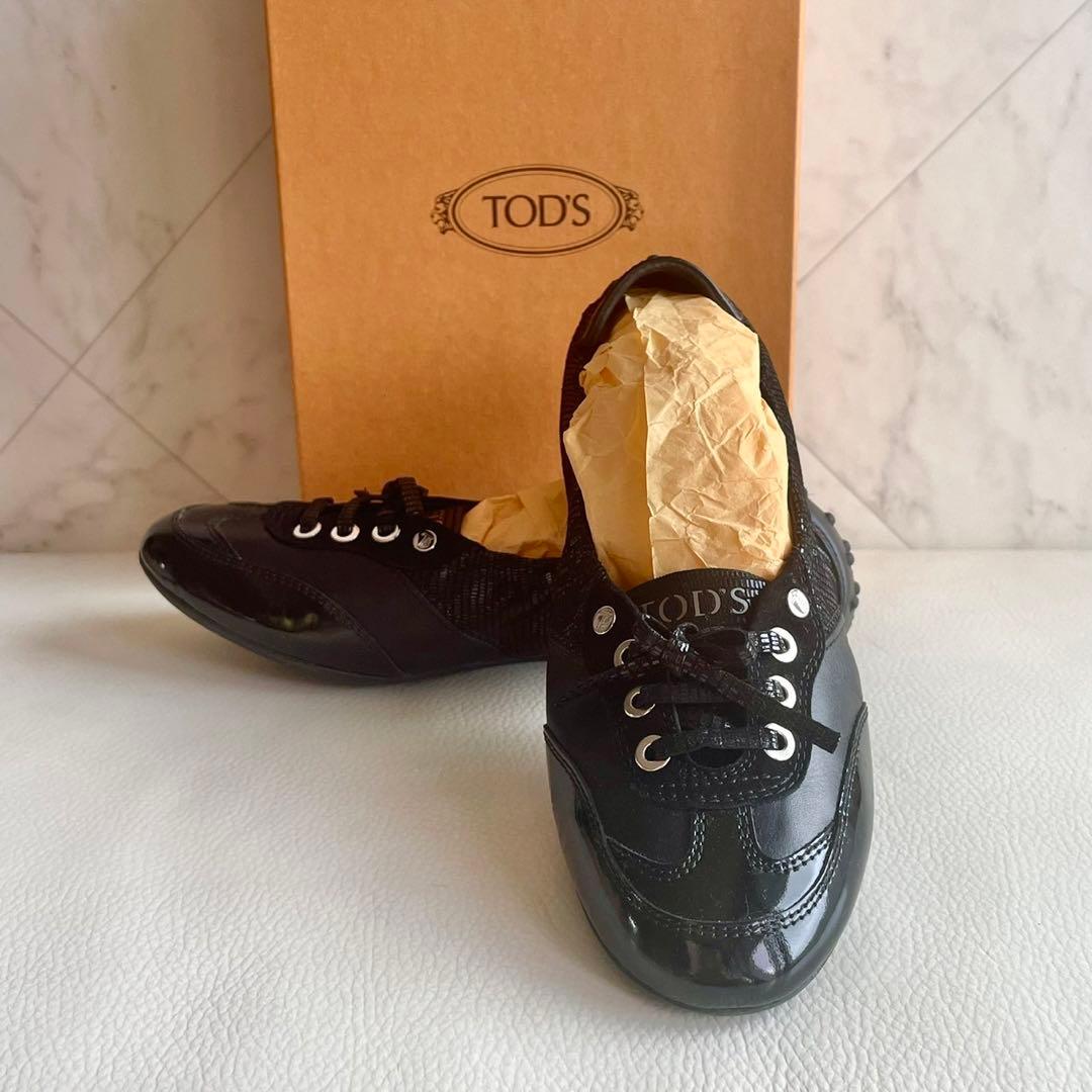 TOD'S トッズ　ドライビングシューズ ロゴ入りメタルチップデザイン