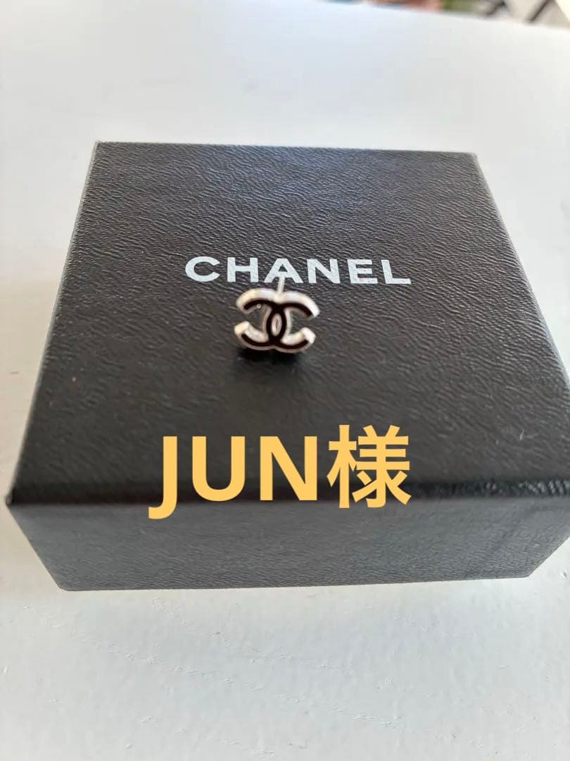 CHANEL シルバー ロゴピアス　（片耳のみ）