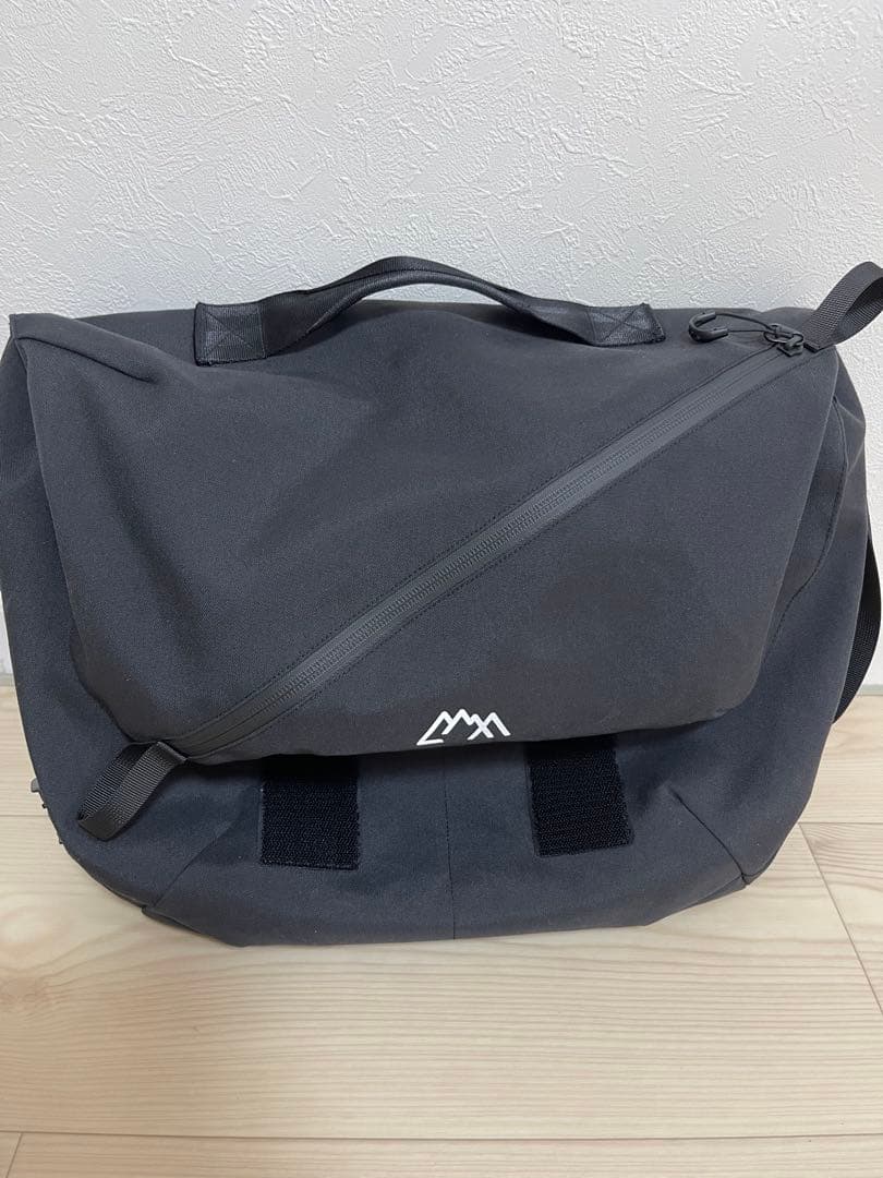 【美品】CMFアウトドアガーメント　メッセンジャーバッグ