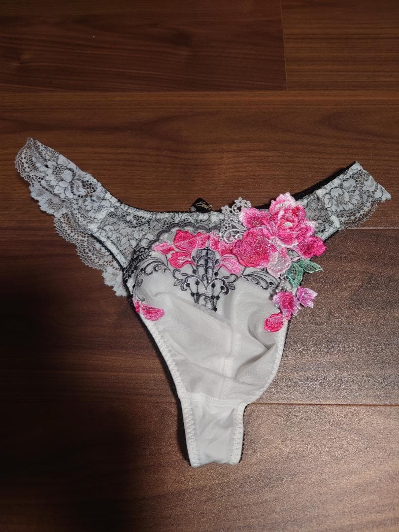 サルートLサイズ　花柄刺繍 Tバックショーツセット（レア商品セット）新品未使用