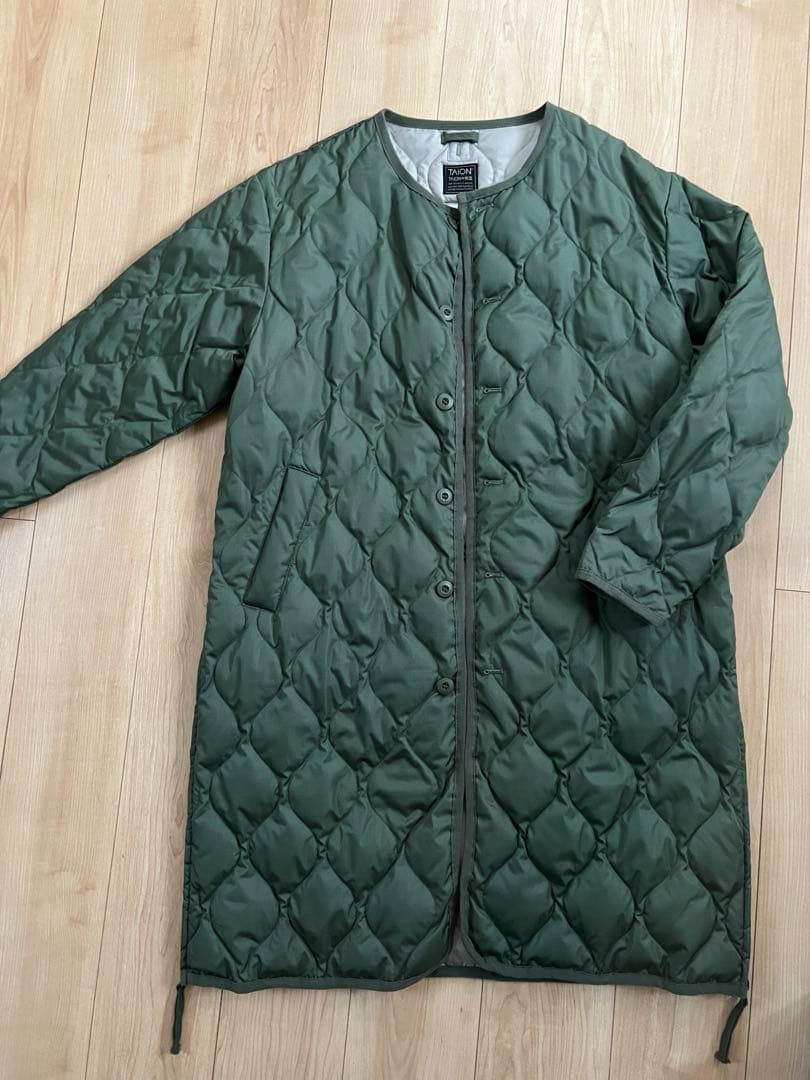TAION ミリタリーキルティング ノーカラーダウンコート
