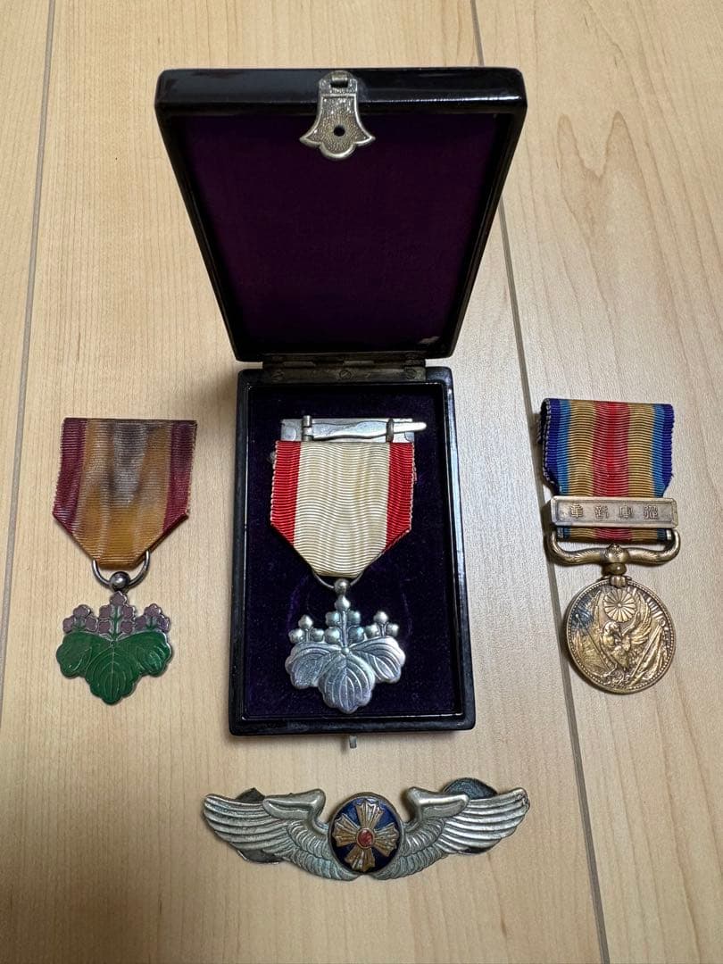 勲八等白色桐葉章　 勲七等青色桐葉章 支那事変 従軍記章勲章 航空自衛隊部隊章