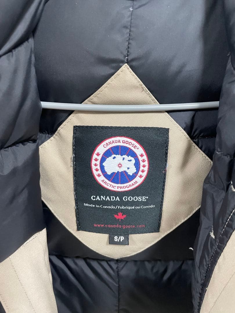   ベージュ ダウンジャケット