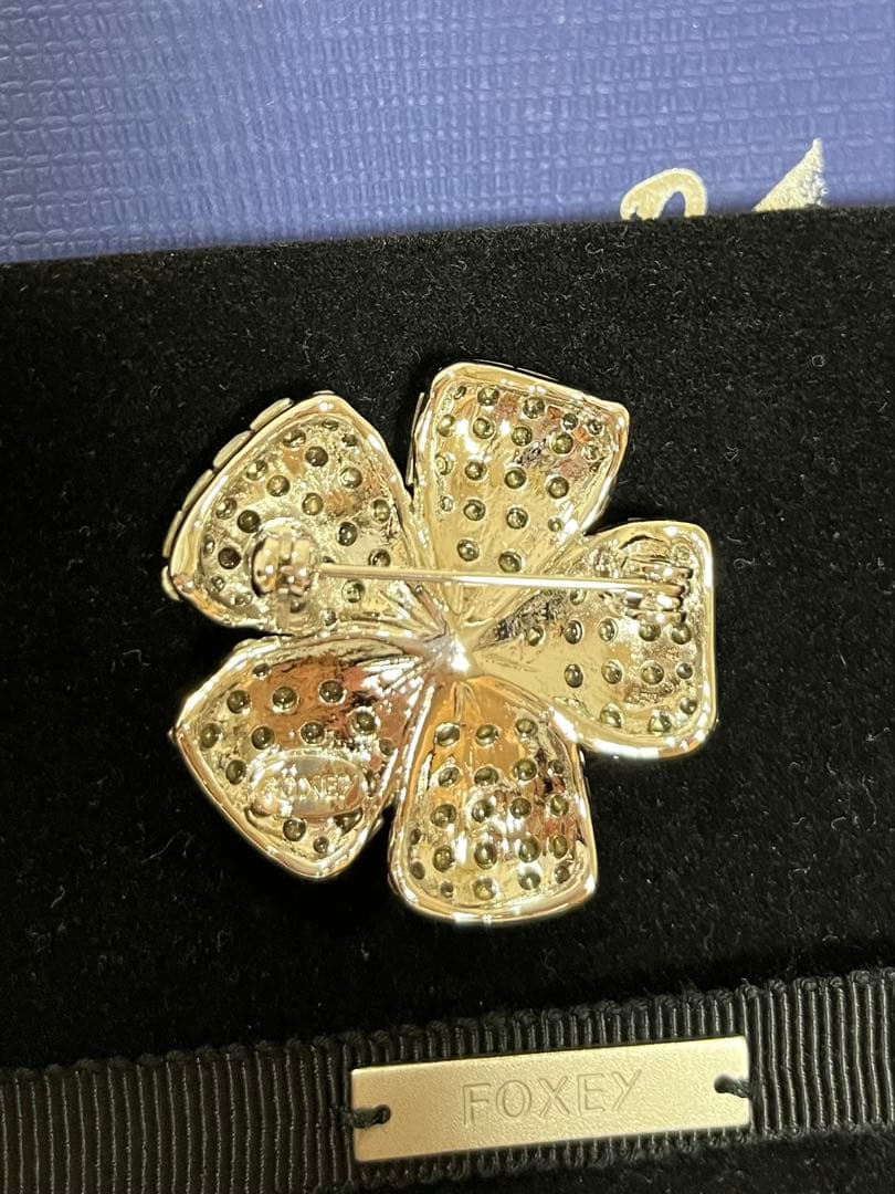 【美品】FOXEY フォクシー　シルバー 花形 ブローチ