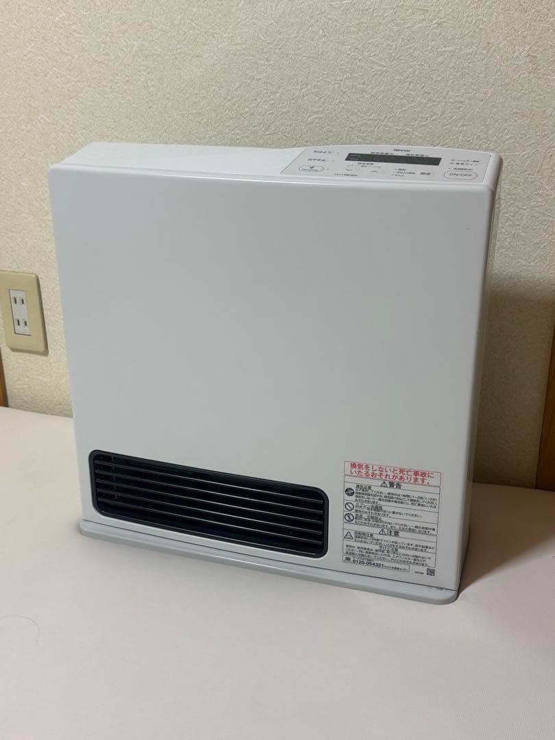 ホワイトのガスファンヒーター、RC-Y4002PE-W、8kg、電源コード付属。