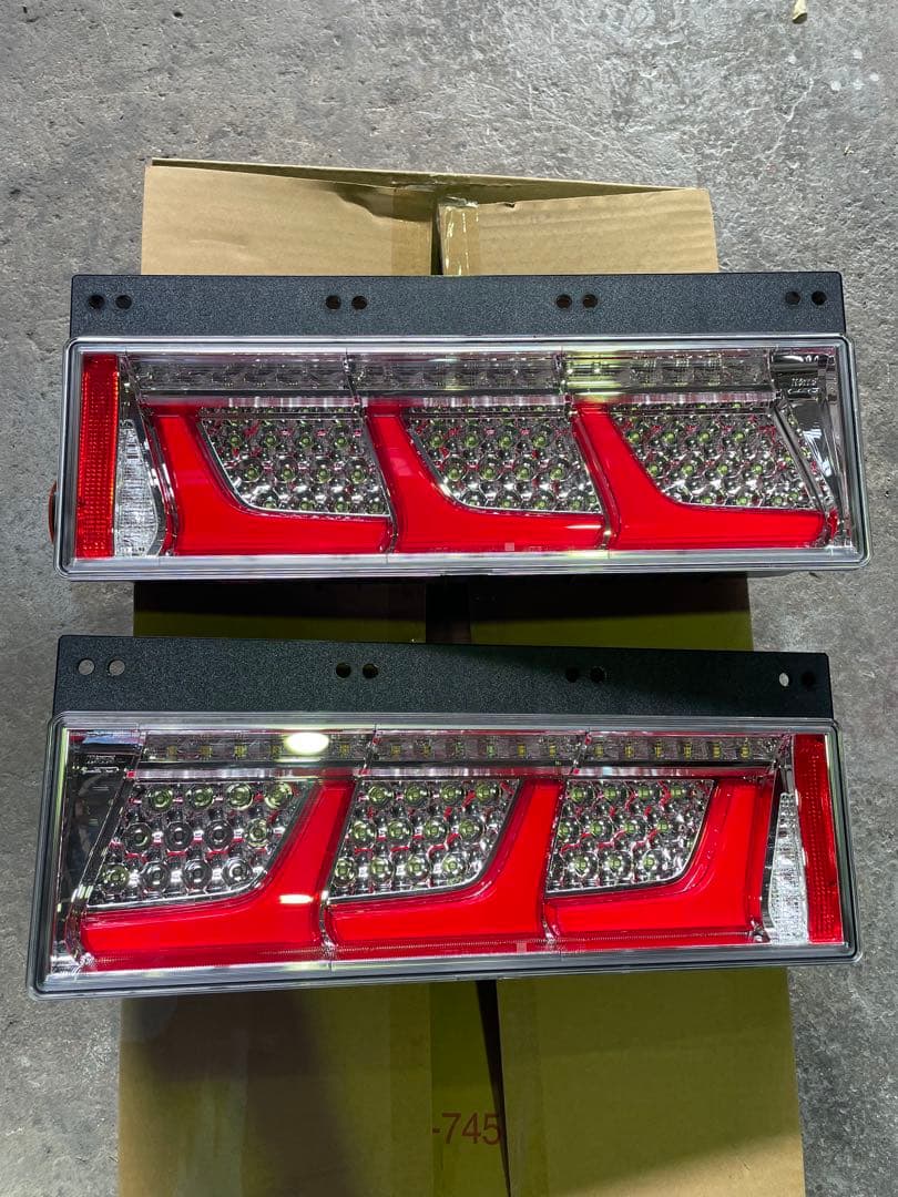 新車外し　小糸製　トラック用3連LEDテールランプ左右