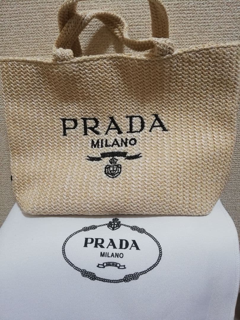 PRADAのトートバッグ ベージュ