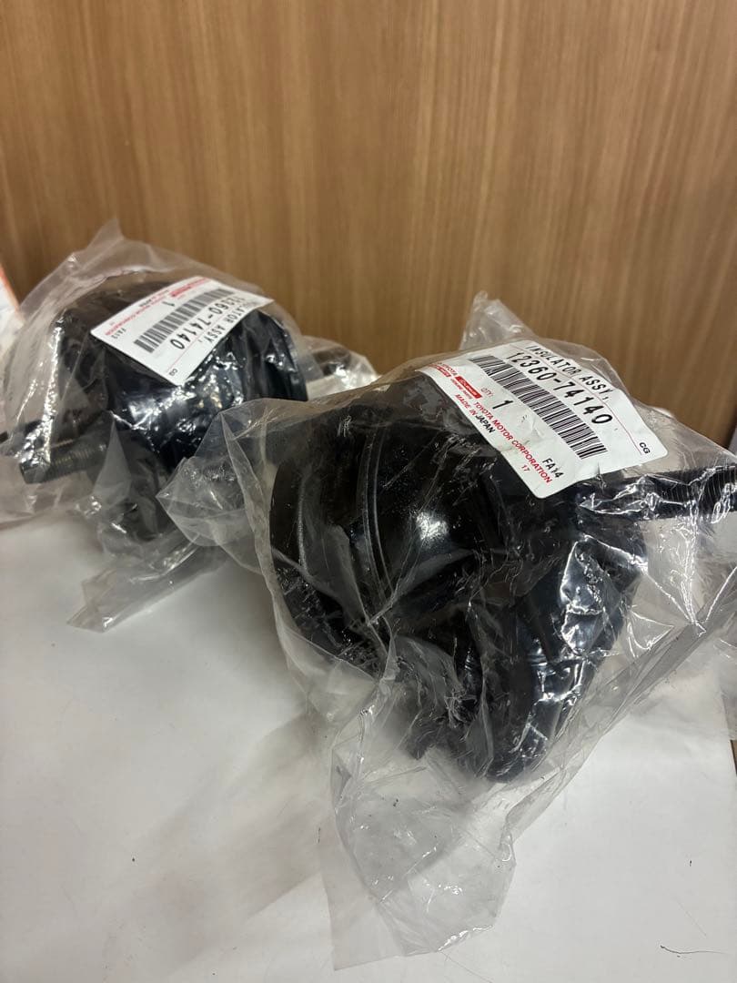 アルテッツァSXE10エンジンマウントインシュレーター2個新品未使用