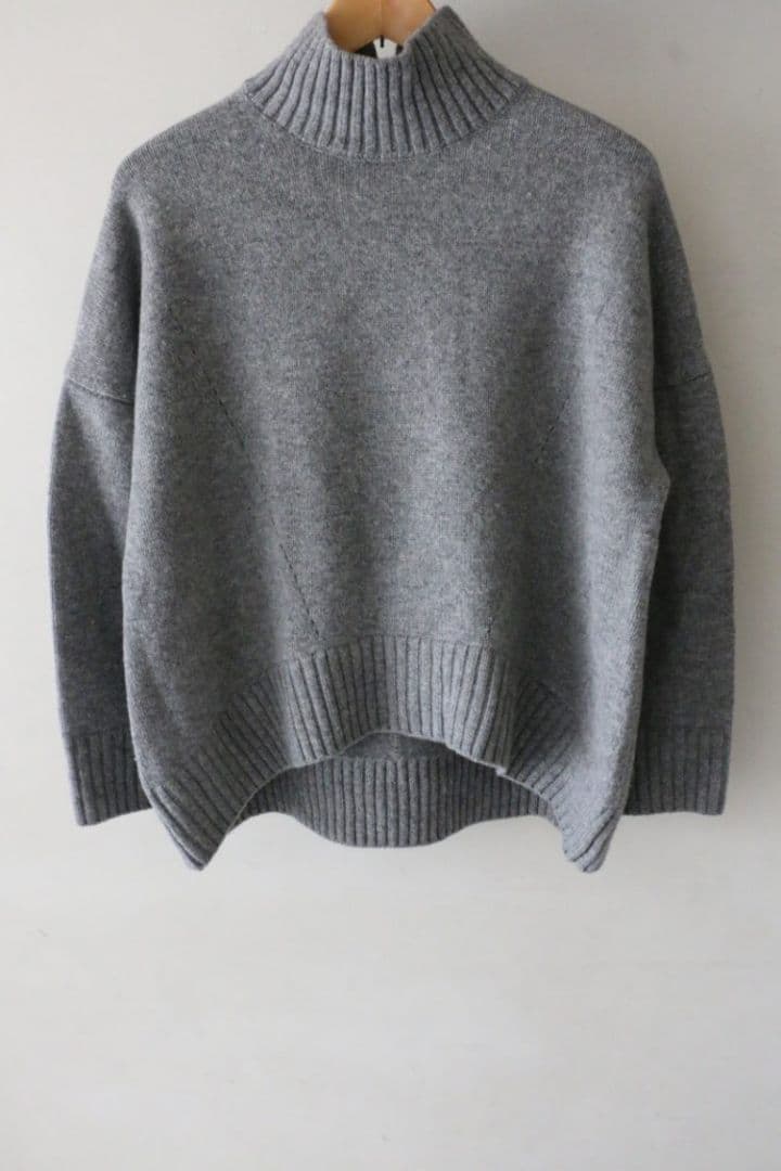 りこりこ様 CINOHオーバータートルニット