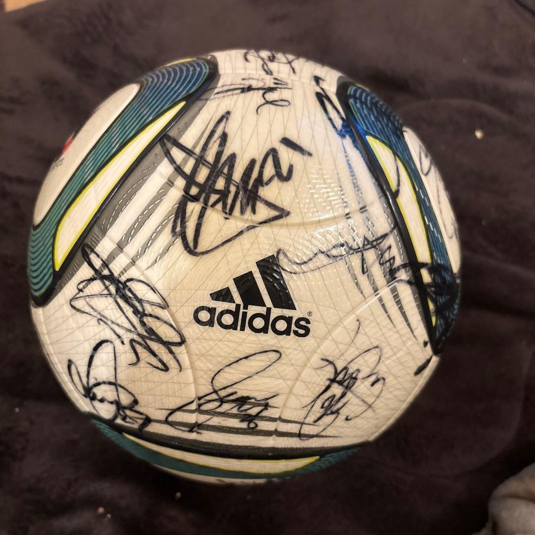 森保一監督、2015年サンフレッチェ広島所属メンバーのサイン入りJリーグ公式球