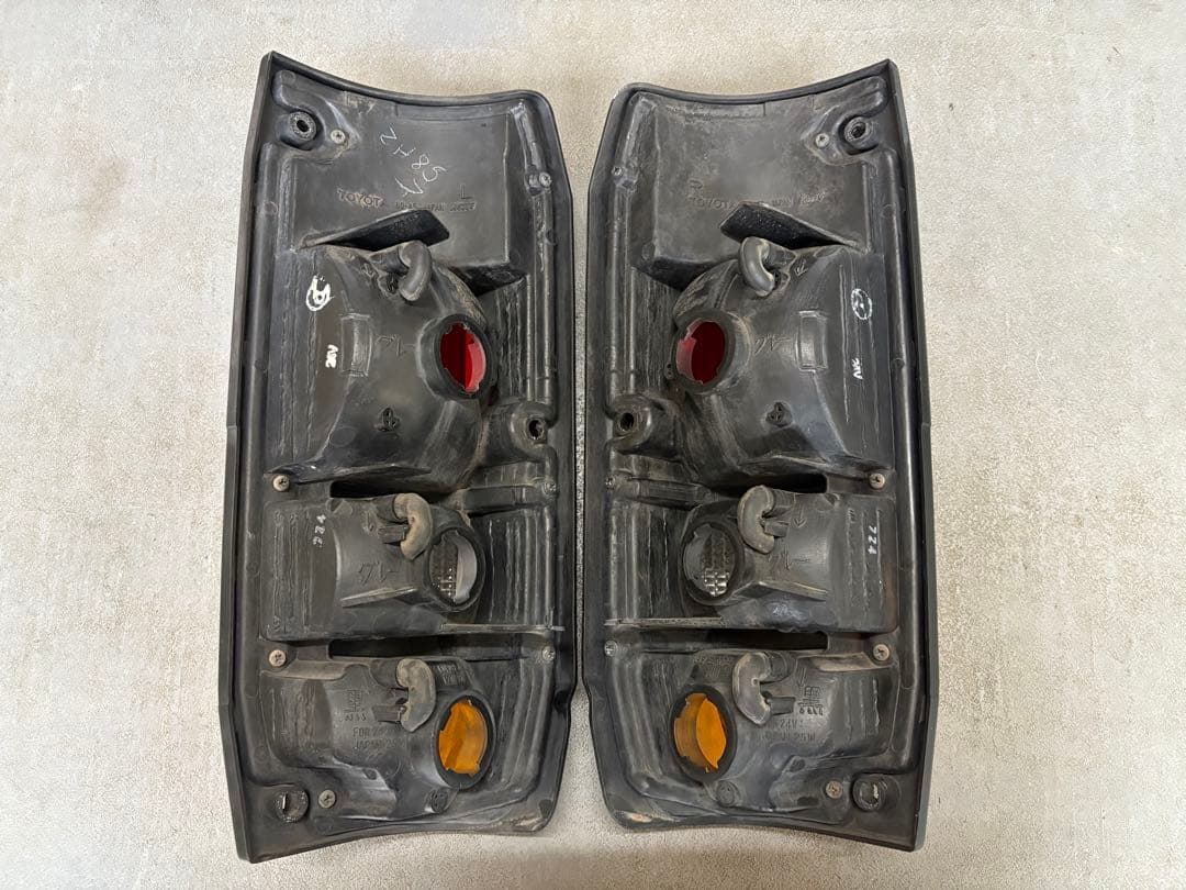 ランクル70　78プラド　純正　テールランプ　テールライト　レンズ　左右　トヨタ