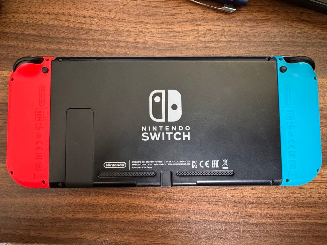 ニンテンドースイッチ　ネオンブルー、レッド