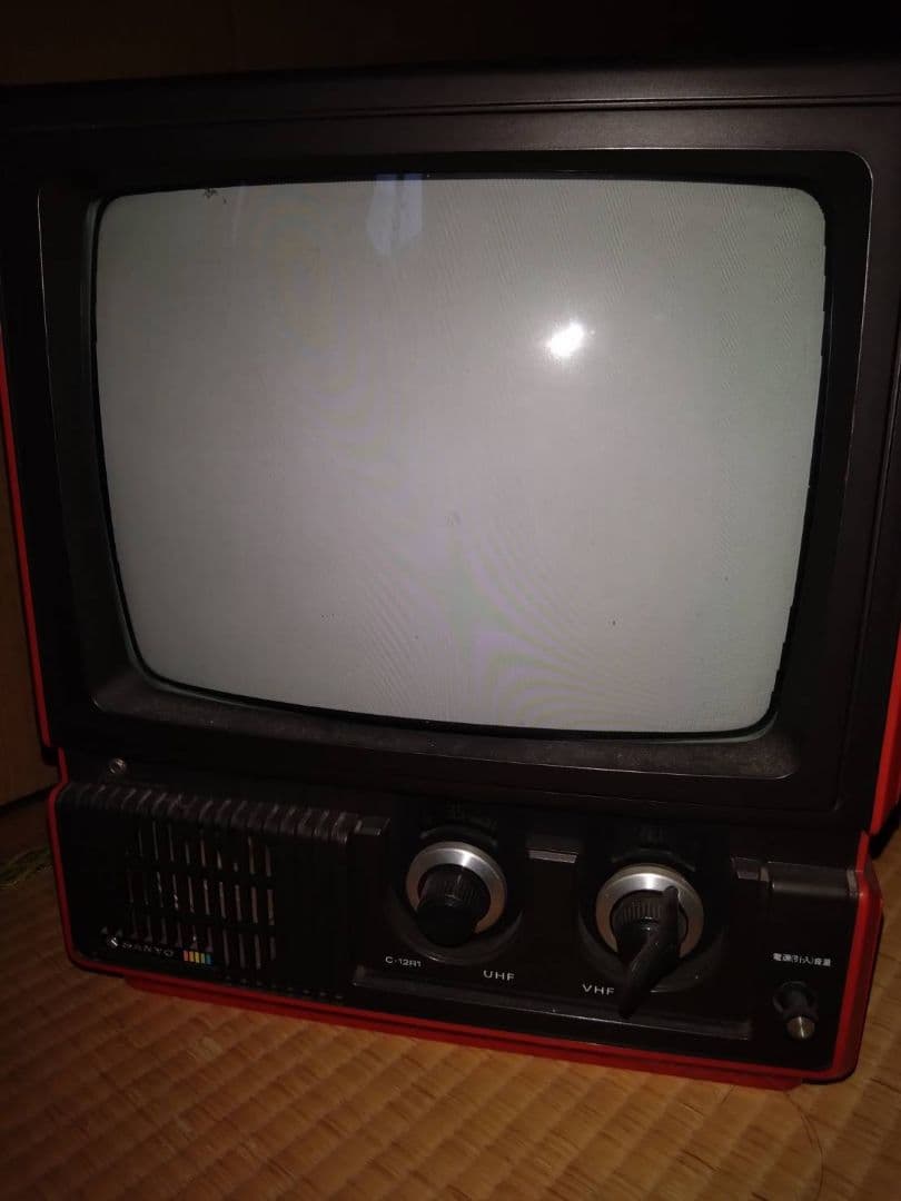 ブラウン管テレビ　赤