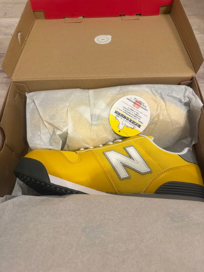 New Balance イエロースニーカー
